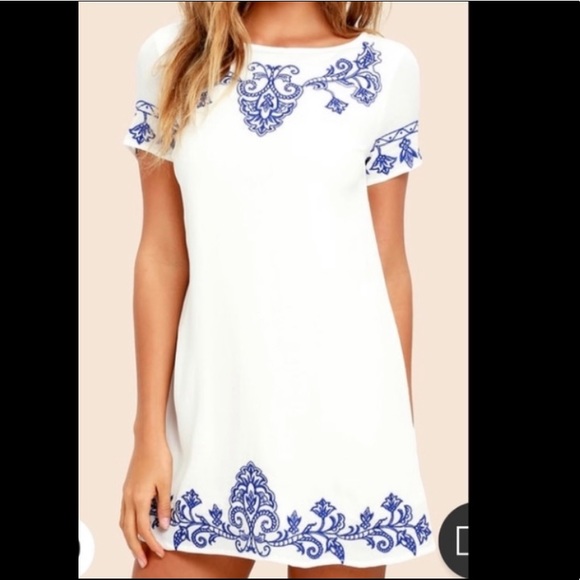 💙 Lulu’s Embroidered dress - Picture 2 of 11